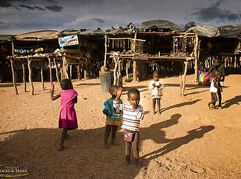 Ozondjou Trails: Kinder vor einem Verkaufsstand