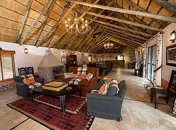 Camelthorn Lodge: Lounge mit Sitzgruppe Camelthorn Lodge: Lounge mit Sitzgruppe