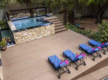 Chobe River Lodge: Pool mit Liegestühlen