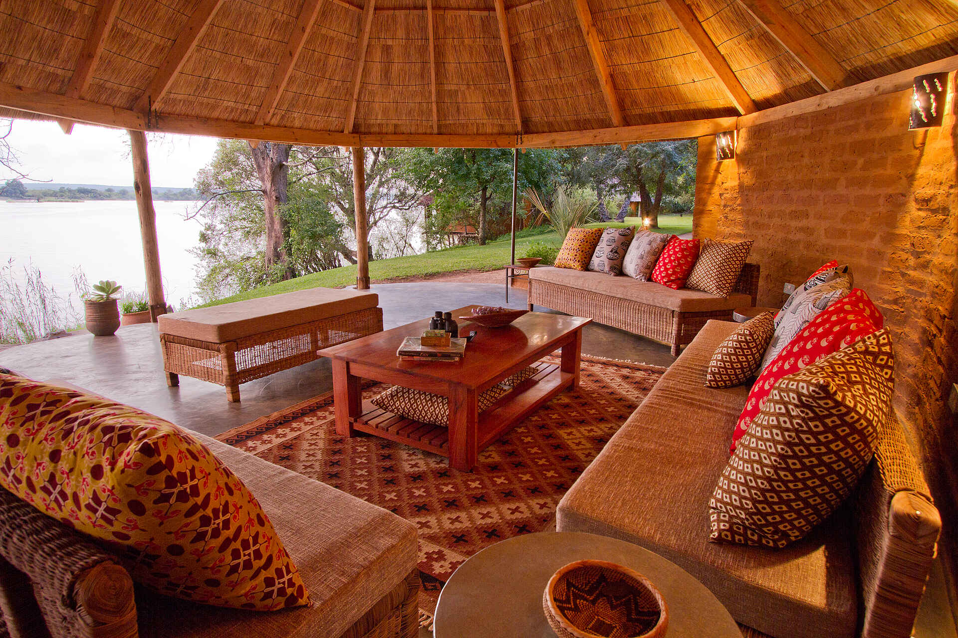 Chundukwa River Lodge, Doug Evans, Gail Kleinschmidt, Reitstall, Viktoriafälle, Lounge, Sitzgruppe, Afrikarma, Afrikarma Safaris, Afrikarma Safaris - Wildnis. Hautnah., Afrikarma.de