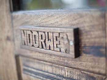 Ibo Island Lodge: Geschnitzter Eingang zum Ndorwe Zimmer