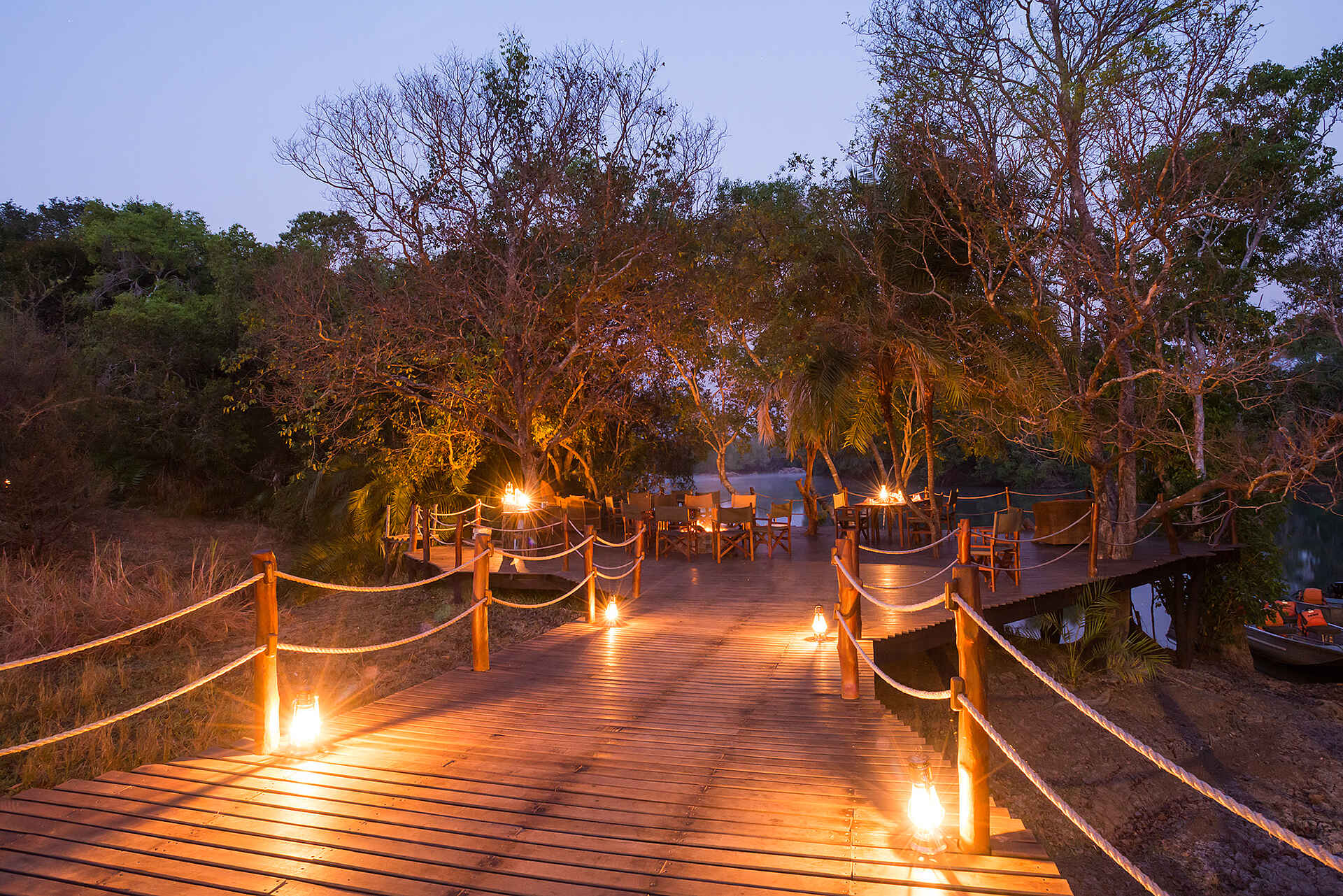 Deck, Kafue National Park, Kafue River, KaingU Safari Lodge, Flussdeck, Hauptdeck, Hauptgebäude, Steg, Zentralbereich, Afrikarma, Afrikarma Safaris, Afrikarma Safaris - Wildnis Hautnah, Afrikarma.de, Gil Bauer, Rick Schulz, Julia Bauer, Lynda Schulz