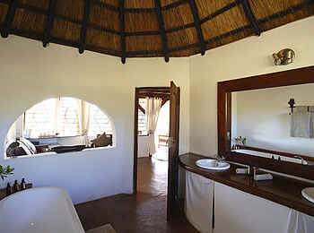 Kapani Lodge: Waschtisch im Gästebad