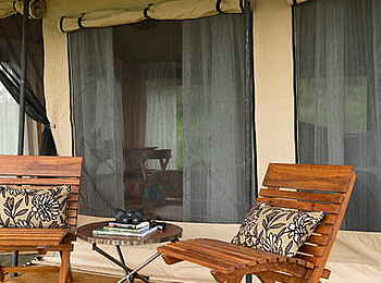 Kiota Camp: Sessel unter einem Vordach Kiota Camp: Sessel unter einem Vordach