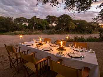 Laba Jongomero Camp: Abendessen am Flussbett