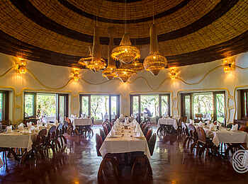 Lake Manyara Serena Lodge: Dining Room unter typisch konischem Rieddach