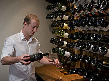 Lilayi: Sommelier bei der Arbeit Lilayi: Sommelier bei der Arbeit