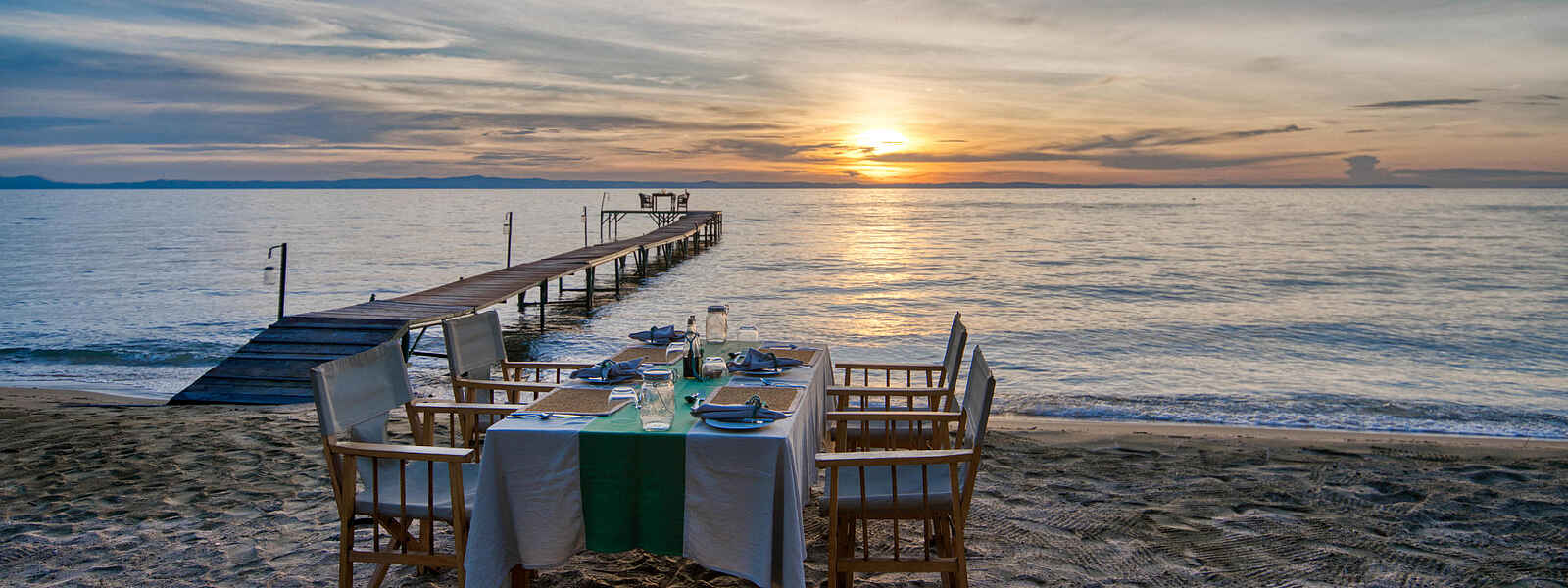 Mbali Mbali Mahale Lodge: Dinner am Strand Mbali Mbali Mahale Lodge: Dinner am Strand