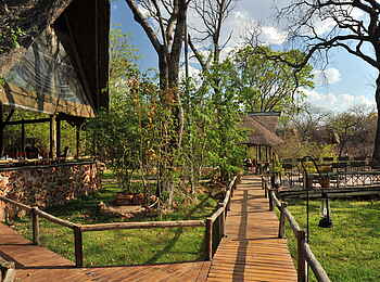 Muchenje Safari Lodge: Stege zu den Gästechalets