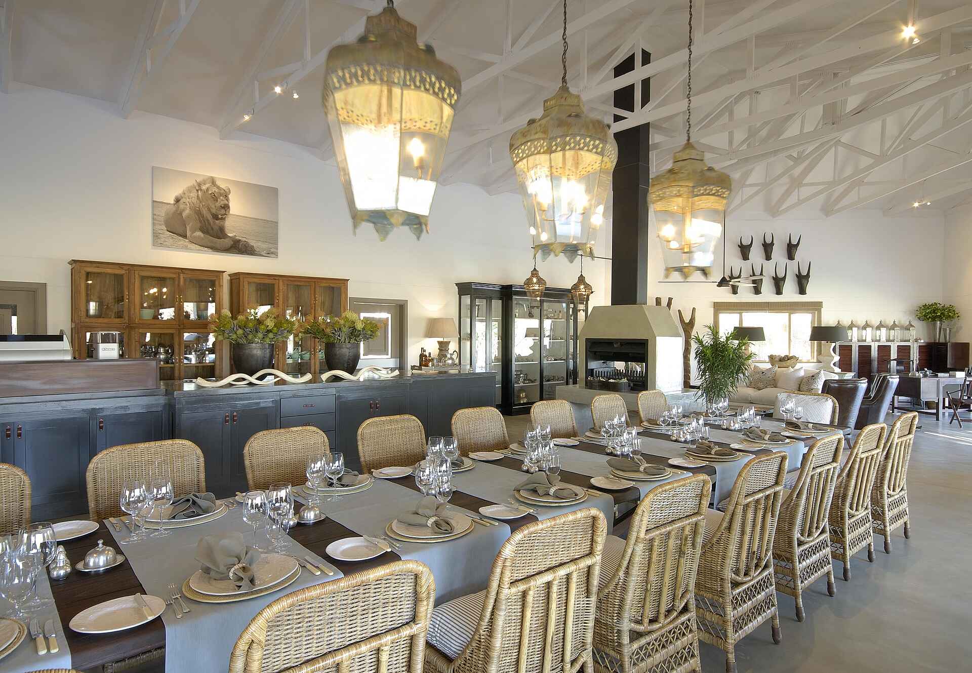 Dinnertable, Esstisch, Interieur, Deckenleuchter, Regale, Etosha, Etosha National Park, Mushara Collection, Mushara Outpost, Namutoni, Pampe Family, Etoshapfanne, Östlicher Etosharand