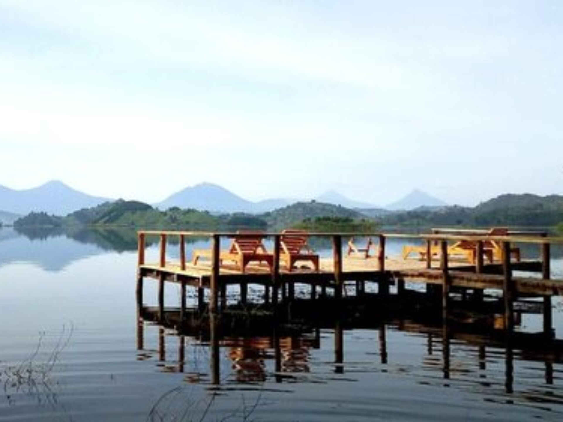 Mutanda Lake Resort: Steg am See