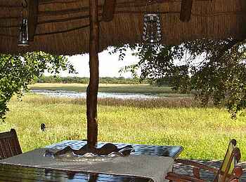 Nanzhila Plains Safari Camp: Esstisch Nanzhila Plains Safari Camp: Esstisch