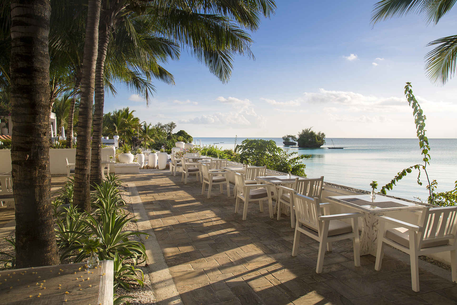 The Aiyana: Restaurant Terrasse