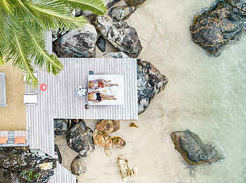 Time + Tide Tsara Komba: Ein Sonnendeck mit Blick auf das Meer