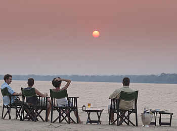 Baines River Camp: Sundowner am Wasser Baines River Camp: Sundowner am Wasser