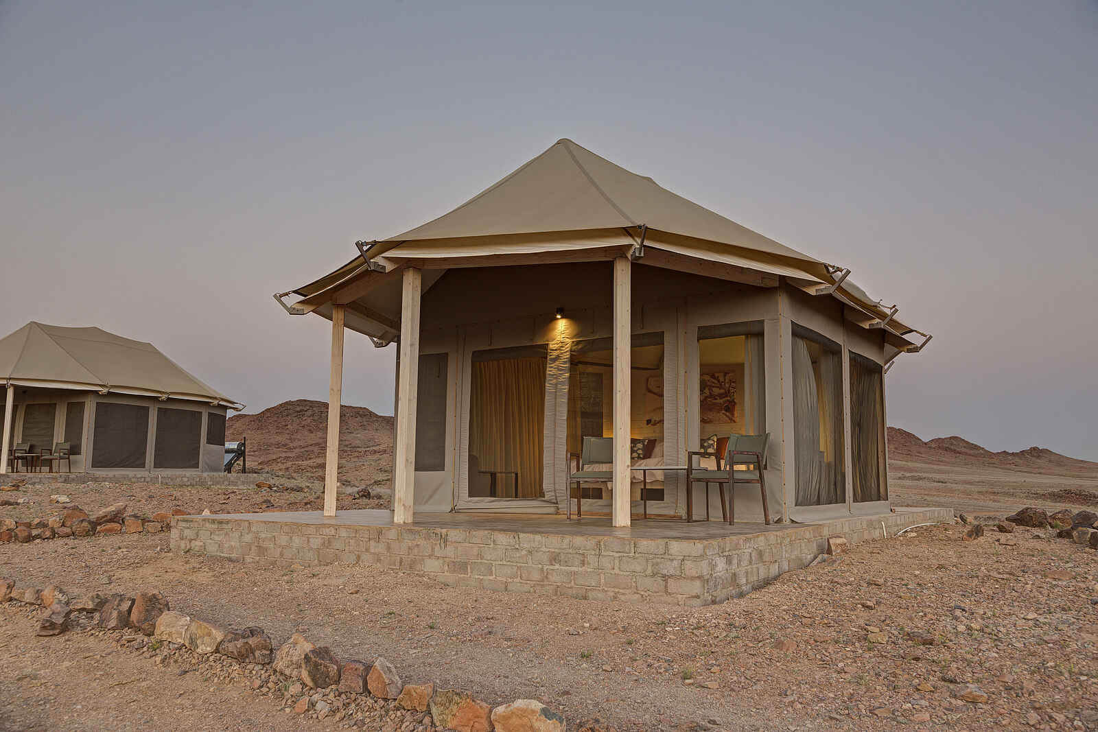 Desert Hills Glamping: Zelte in der Dämmerung Desert Hills Glamping: Zelte in der Dämmerung