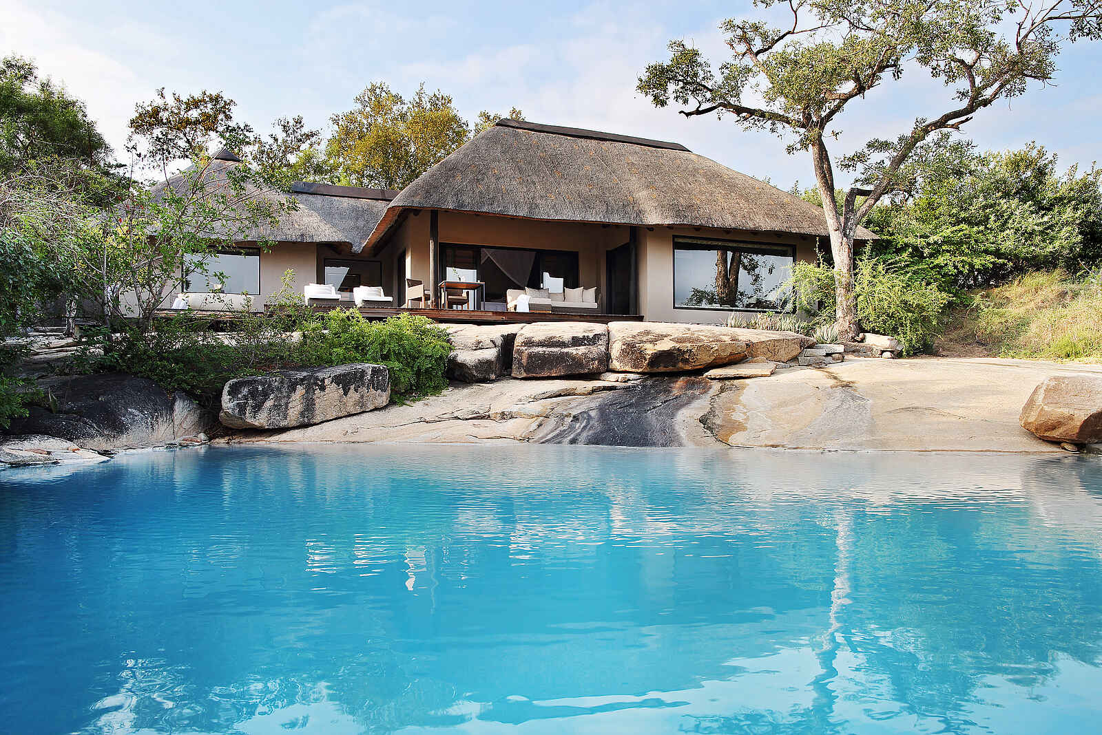 Londolozi Private Granite Suites: Blick auf den Pool von der Suite Londolozi Private Granite Suites: Blick auf den Pool von der Suite