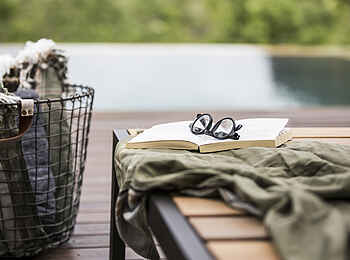 Marataba Mountain Lodge: Lesen am Pool Marataba Mountain Lodge: Lesen am Pool