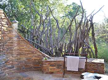 Motswiri Private Safari Lodge: Die Outdoor-Dusche der Bush Villa Motswiri Private Safari Lodge: Die Outdoor-Dusche der Bush Villa