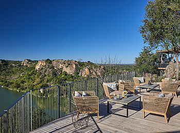 Singita Pamushana Lodge: Polstersessel auf dem großen Deck