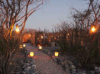 Taleni Etosha Village: Laternen weisen den Weg zum Abendessen Taleni Etosha Village: Laternen weisen den Weg zum Abendessen