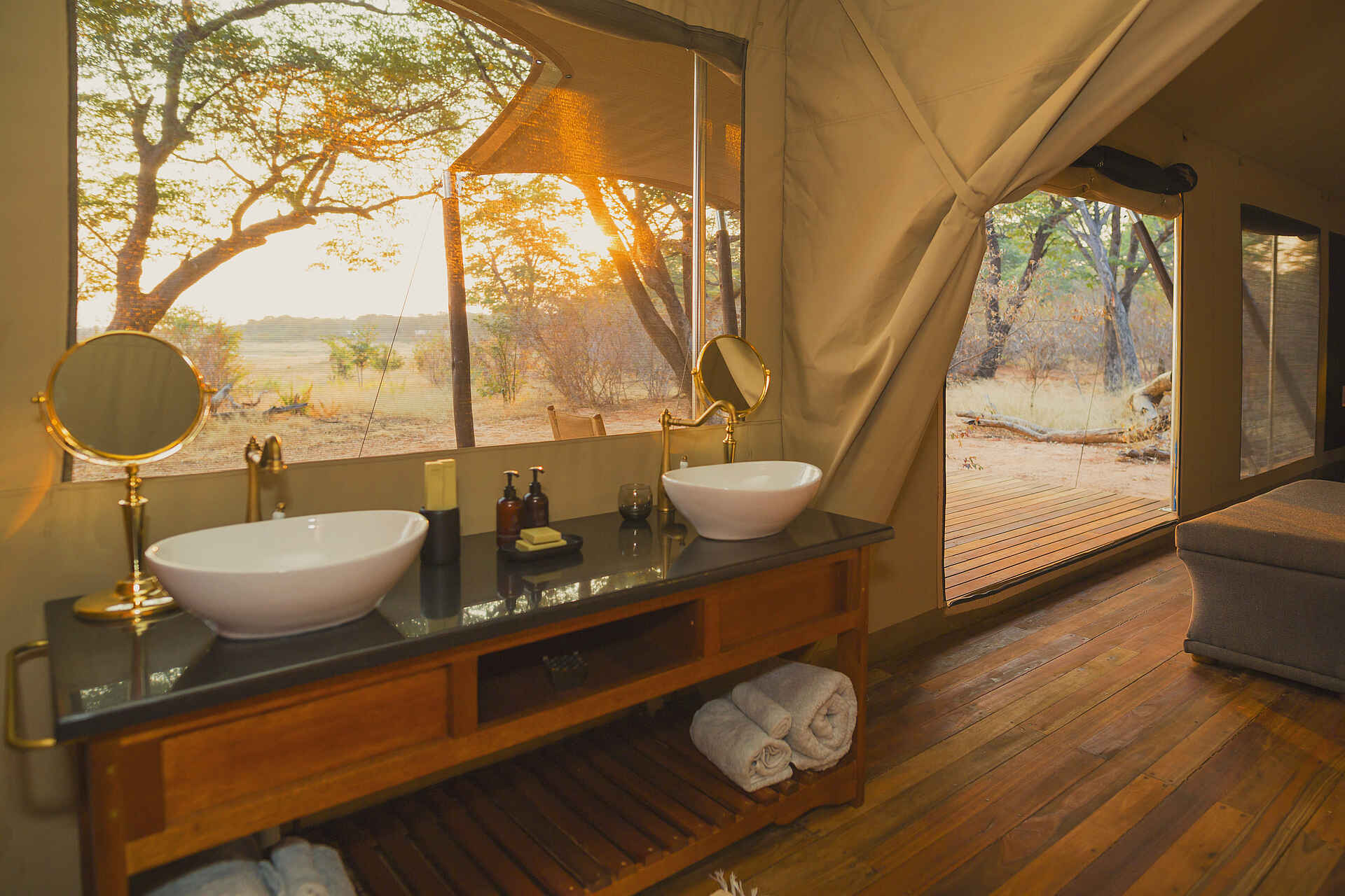 Hwange National Park, Machaba Safaris, Verney's Camp, Bäume, Gästeunterkunft, Handtücher, Waschbecken, Afrikarma, Afrikarma Safaris, Afrikarma Safaris. Wildnis. Hautnah., Afrikarma.de