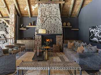Bayethe Lodge: Die Lounge mit offenem Kamin Bayethe Lodge: Die Lounge mit offenem Kamin