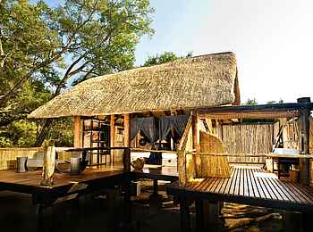 Chamilandu Bushcamp: Plattform mit Gästechalet Chamilandu Bushcamp: Plattform mit Gästechalet