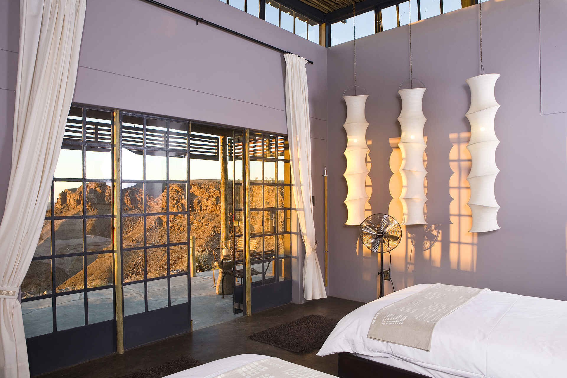 Canyon National Park, Fish River, Fish River Canyon, Fish River Lodge, Journeys Namibia, Köcherbaum, Bett, Chalet, Entspannung, Fesnterwand, Komfort, Natur, Panorama, afrikarma, afrikarma.de