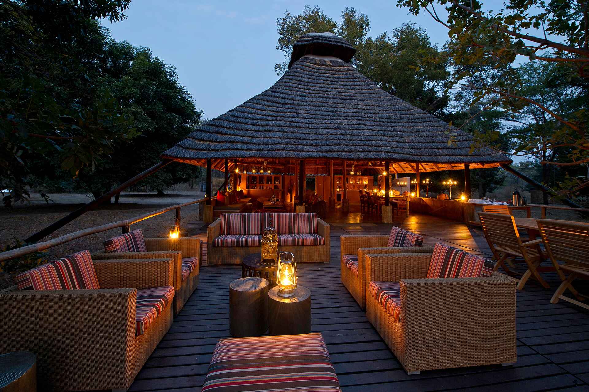 Kapamba Bushcamp: Deck vor dem Camp Kapamba Bushcamp: Deck vor dem Camp