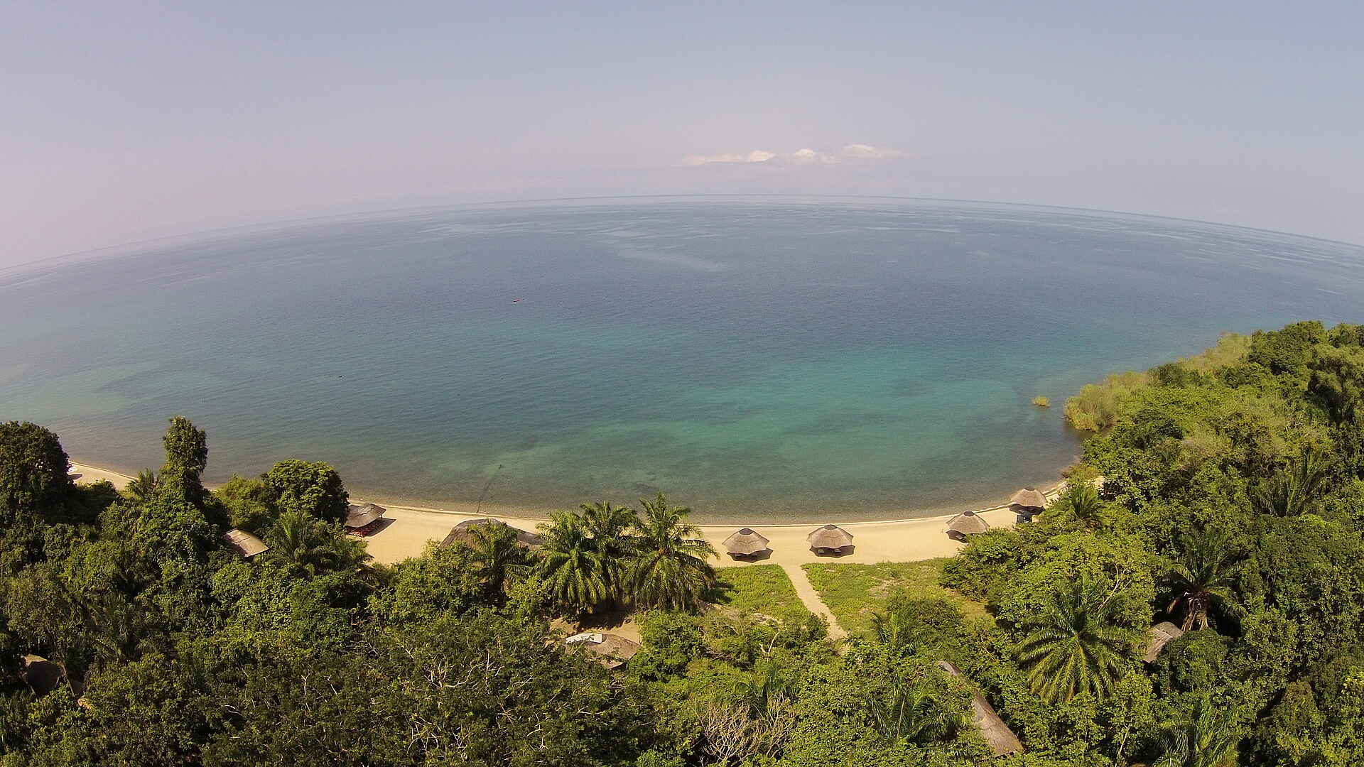 Kungwe Beach Lodge, Mahale Mountain, Mahale Mountain Nationalpark, Mbali Mbali, Tanganijkasee, Tansania, Aussicht, Regenwald, See, Ufer, Vogelperspektive, Afrikarma, Afrikarma Safaris, Afrikarma Safaris - Wildnis. Hautnah., Afrikarma.de