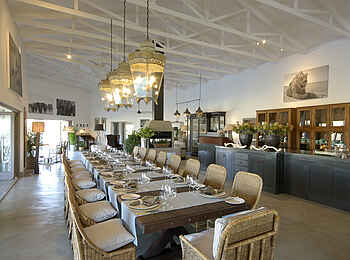 Mushara Outpost: Gedeckte Tafel