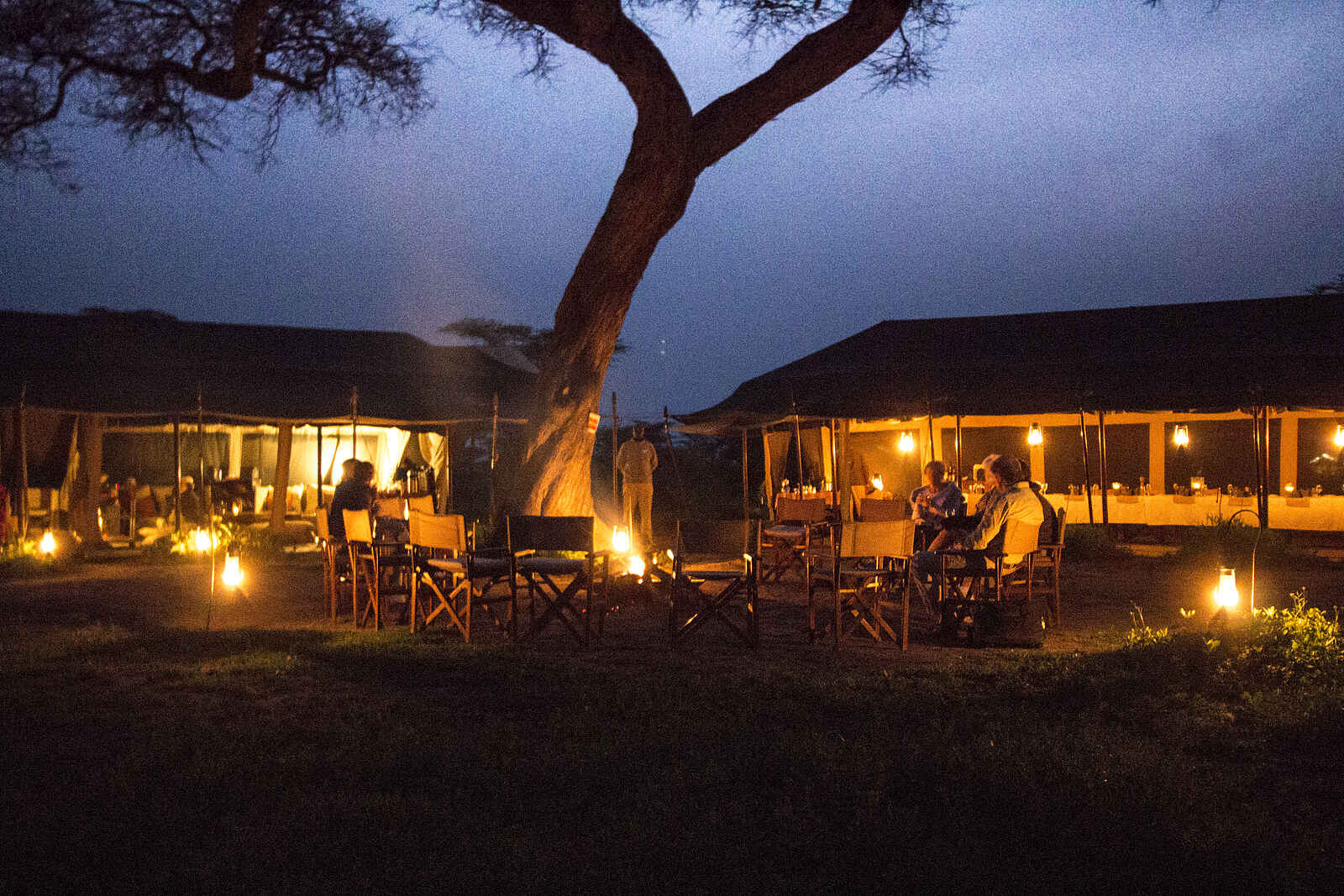 Olakira Camp: Gemeinschaftszelte und Feuerstelle Olakira Camp: Gemeinschaftszelte und Feuerstelle