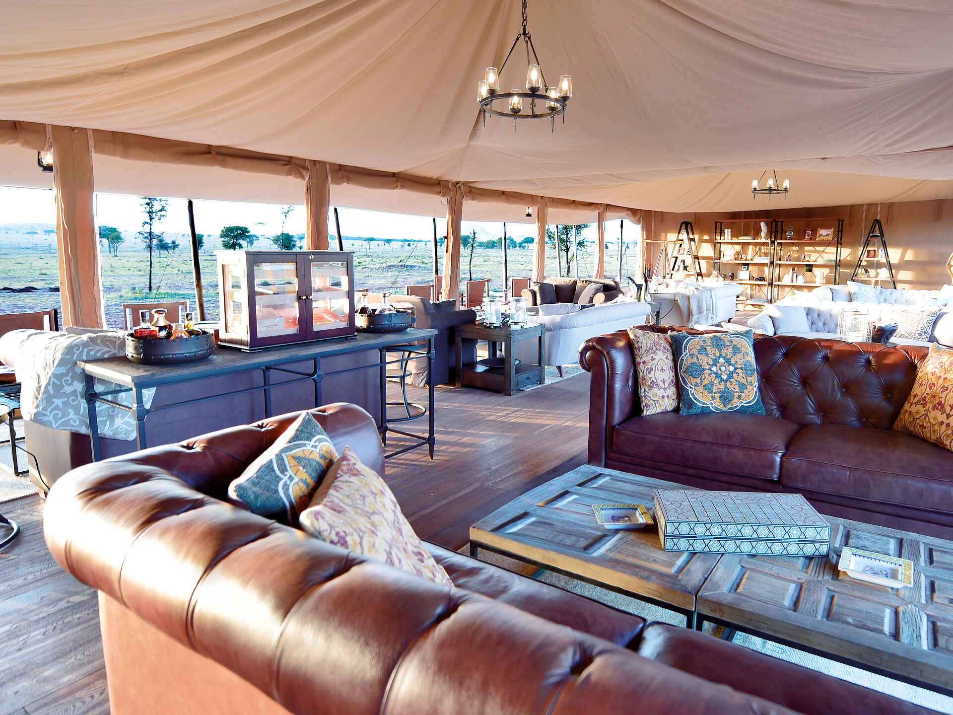 Camp, Nyaruswiga Plains, One Nature, One Nature Nyaruswiga, Serengeti, Serengeti, Seronera, Tented Camp, Zentrale Serengeti, Bücherwand, Humidor, Lounge, Afrikarma, Afrikarma GmbH, Afrikarma Safaris, Wildnis. Hautnah.