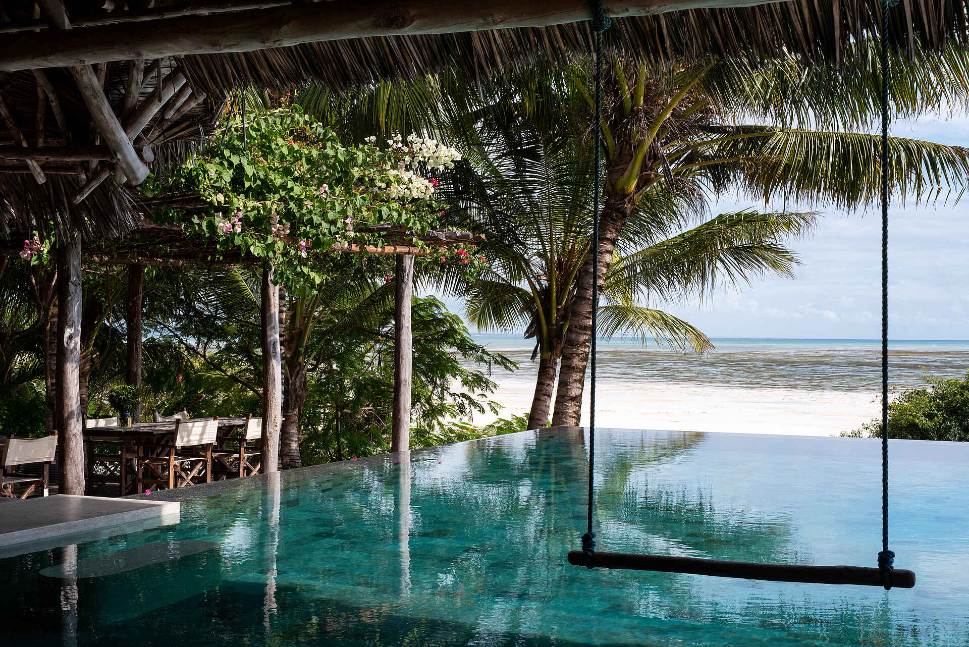 Qambani Luxury Resort: Pool Schaukel