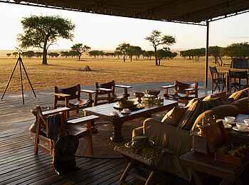 Singita Sabora Tented Camp: Deck mit Aussicht