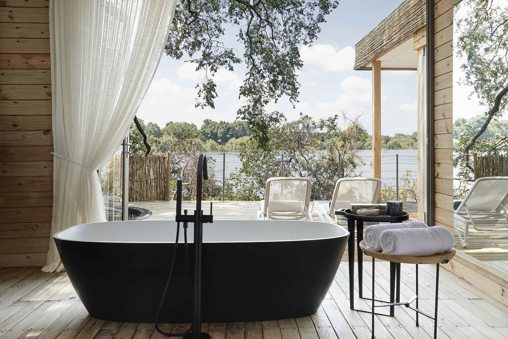 Victoria Falls River Lodge - Island Treehouse Suites: Badezimmer mit Ausblick