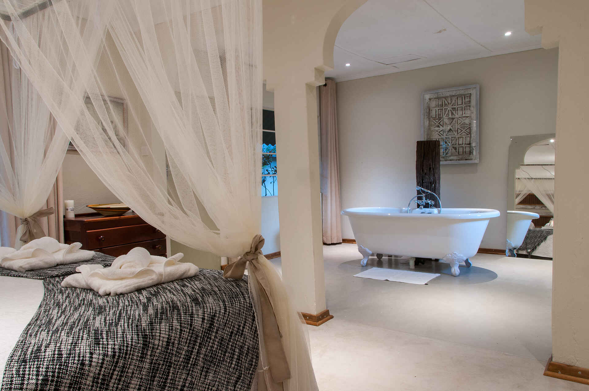 Bayete Guest Lodge, Badewanne, Bett, Gästeunterkunft