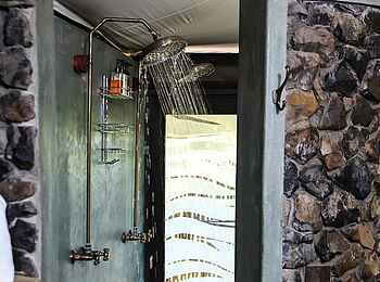 Camp Kuzuma: Doppeldusche Camp Kuzuma: Doppeldusche