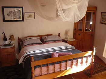 Frog and Fern Cottages: Miombo Cottage - Moskitonetze über dem Bett Frog and Fern Cottages: Miombo Cottage - Moskitonetze über dem Bett