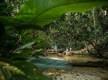 Ngaga Camp: Eine kurze Erfrischung im Ngaga Bach