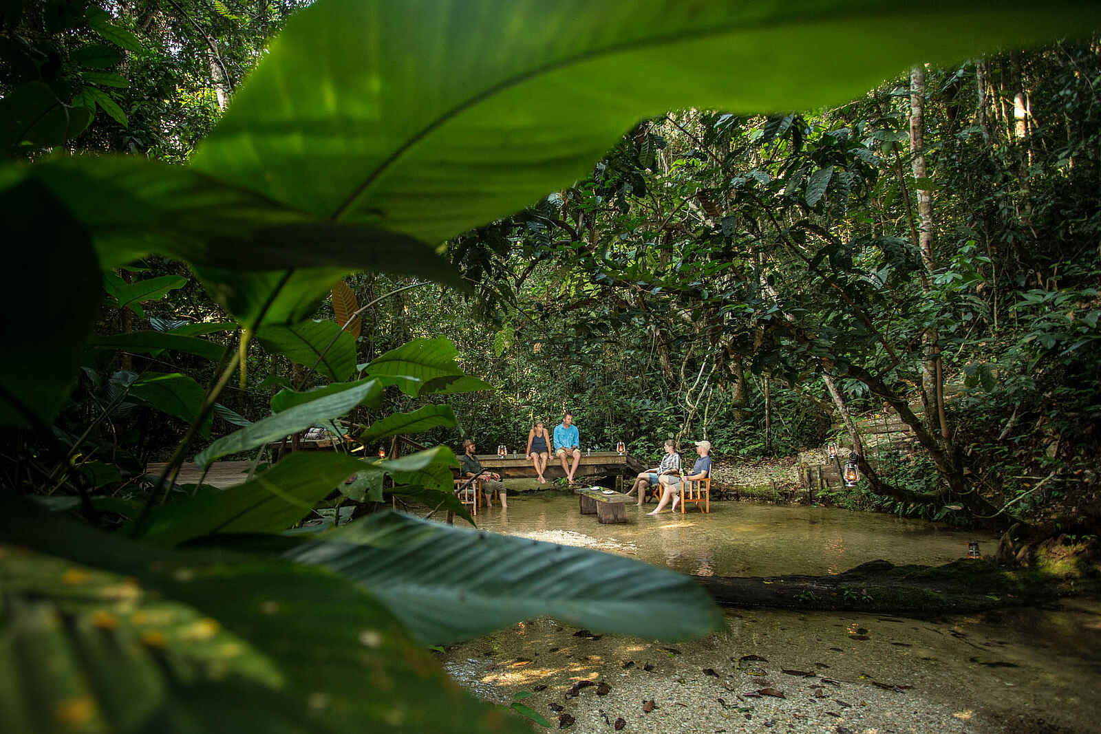 Ngaga Camp: Eine kurze Erfrischung im Ngaga Bach Ngaga Camp: Eine kurze Erfrischung im Ngaga Bach