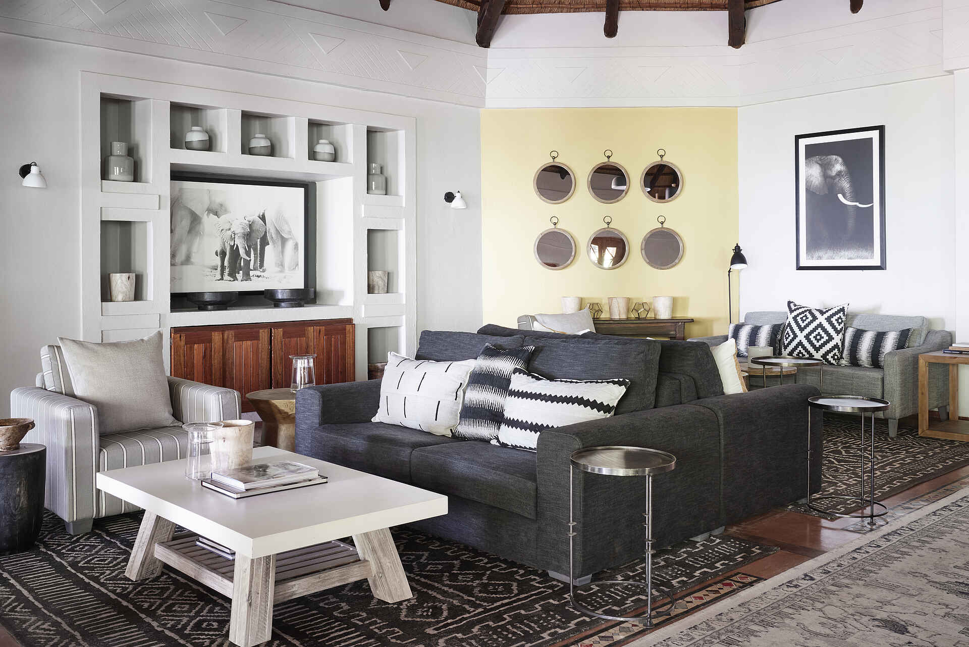 Bilder, Bücher, Kissen, Ornamente, Sofasitze, Teppichboden, Tische, Afrikarma, Afrikarma Safaris, Afrikarma Safaris - Wildnis. Hautnah., Afrikarma.de, Sanctuary Chobe Chilwero