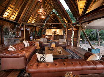 Selinda Camp: Lounge mit Sofaecke