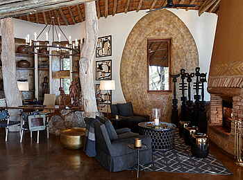 Singita Pamushana Lodge: Sessel vor dem Kamin
