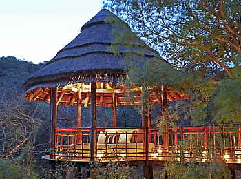 Thanda Safari Lodge: Aussichtsplattform mit Couch Thanda Safari Lodge: Aussichtsplattform mit Couch