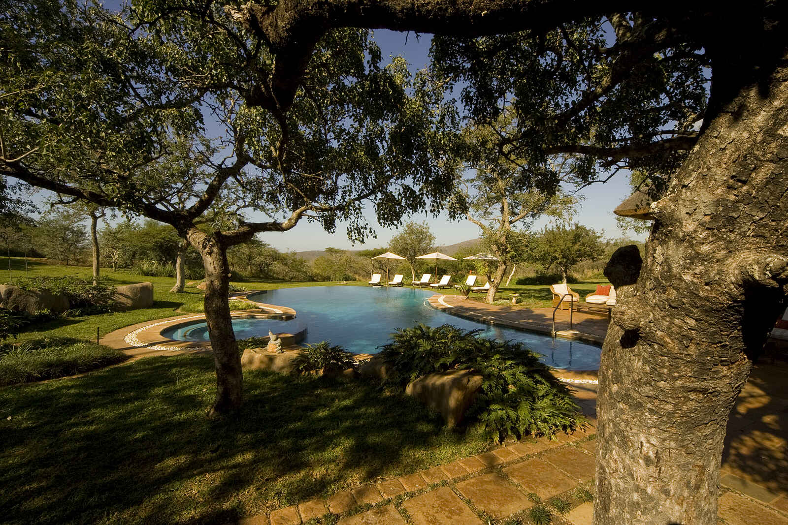 Thanda Villa iZulu: Liegen am Pool Thanda Villa iZulu: Liegen am Pool