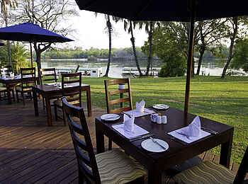 A'Zambezi River Lodge: Restaurantterrasse A'Zambezi River Lodge: Restaurantterrasse