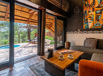 Albida - Victoria Falls Lodge: Lounge mit Blick auf die Terrasse
