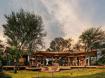 andBeyond Grumeti Serengeti River Lodge: Blick auf den Zentralbereich andBeyond Grumeti Serengeti River Lodge: Blick auf den Zentralbereich
